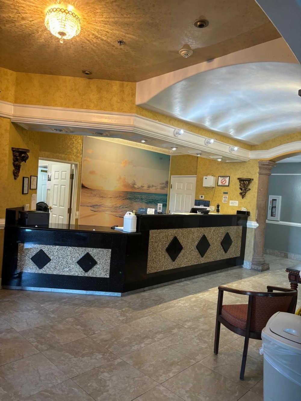 Deluxe 6 Inn & Suites