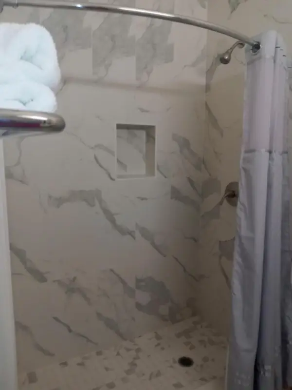 Deluxe 6 Inn & Suites 5