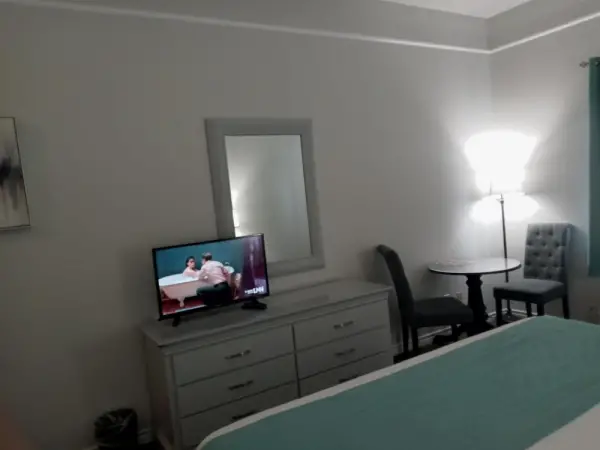 Deluxe 6 Inn & Suites 6