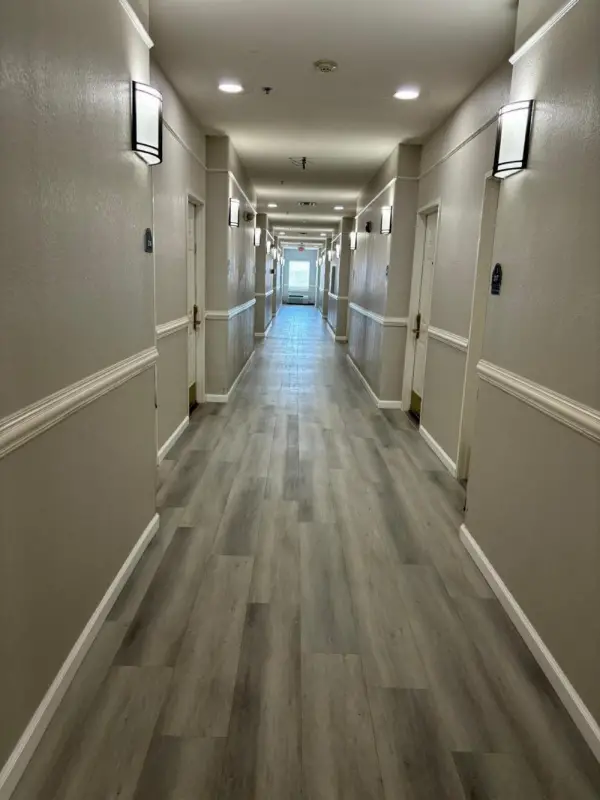 Deluxe 6 Inn & Suites 7
