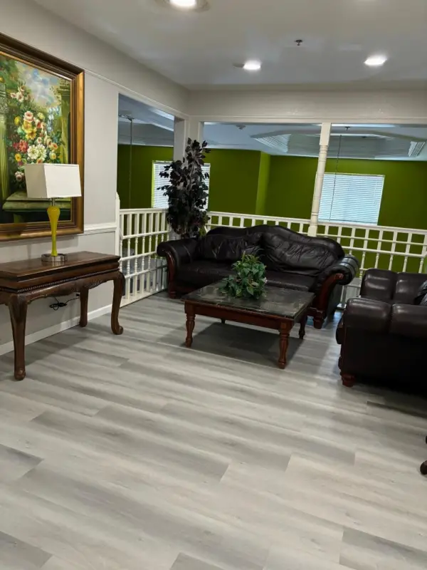 Deluxe 6 Inn & Suites 9