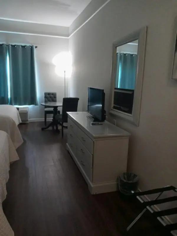 Deluxe 6 Inn & Suites Main image